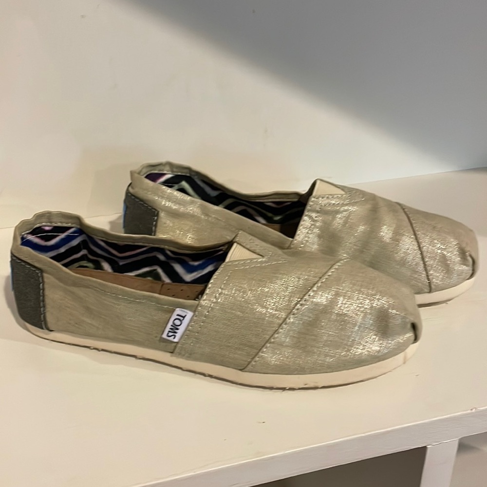Tom’s classic slip ons